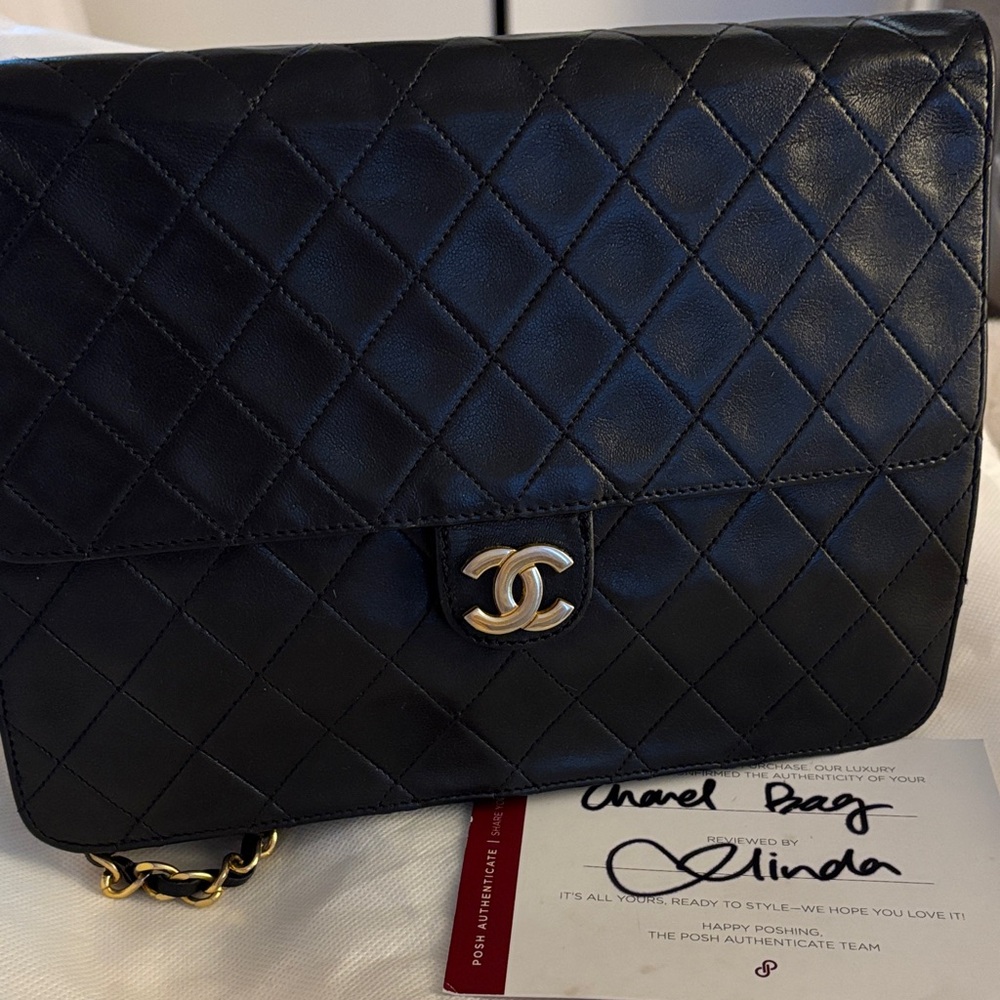 CHANEL Black single flap Quilted Shoulder Bag